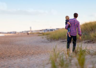 Spacer z dzieckiem po plaży — rodzinne wakacje nad morzem