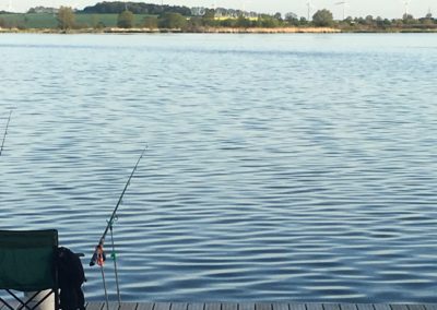 Wędkowanie nad jeziorem w okolicy Pogorzelicy