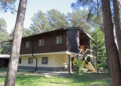 Domek letniskowy z wejściem wśród drzew — Terimex