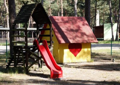 Alejka wśród domków letniskowych w lesie sosnowym