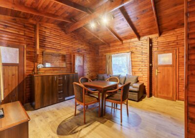 Jadalnia z rozkładaną sofą w domku drewnianym — Terimex